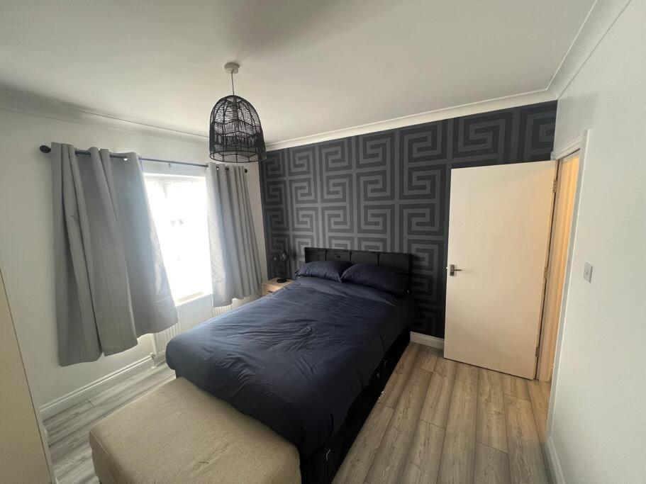 2 Bed With Garden & Parking West London