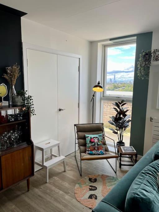 Elegant Chic Living: 1 Bed In Vibrant Area Appartement *