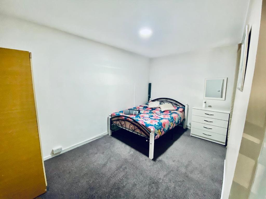 Spacious One Bedroom Edgeware Road Central *