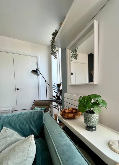Elegant Chic Living: 1 Bed In Vibrant Area Appartement *