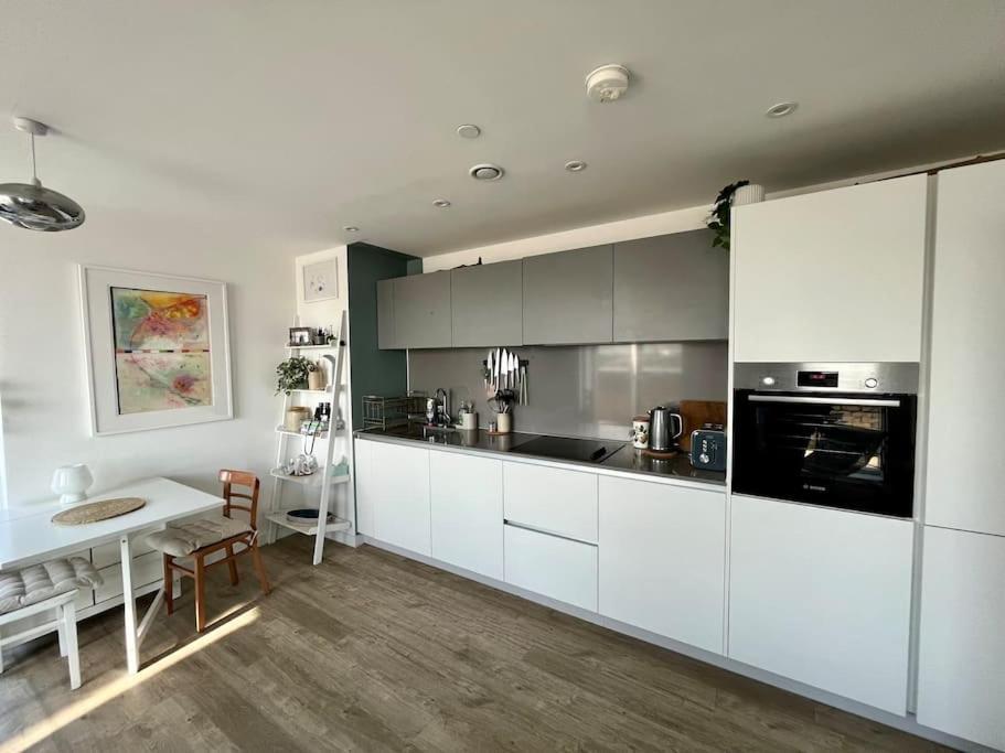 Elegant Chic Living: 1 Bed In Vibrant Area Londen