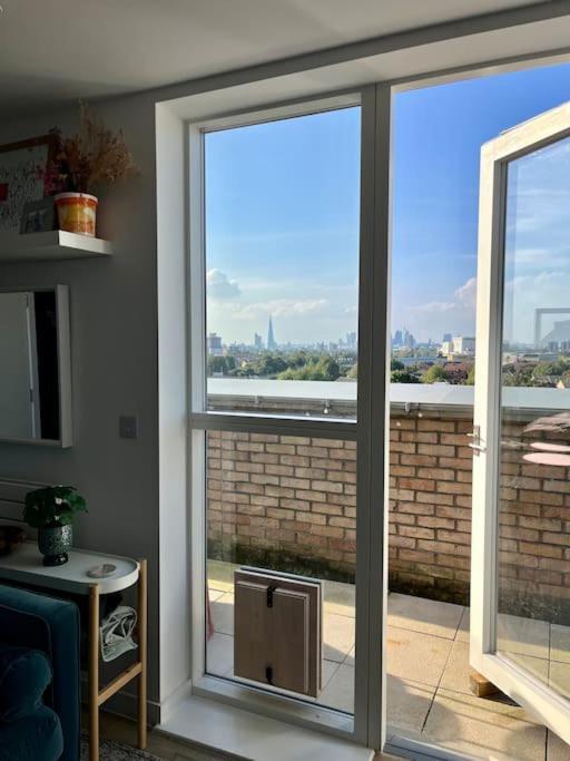 Elegant Chic Living: 1 Bed In Vibrant Area Appartement