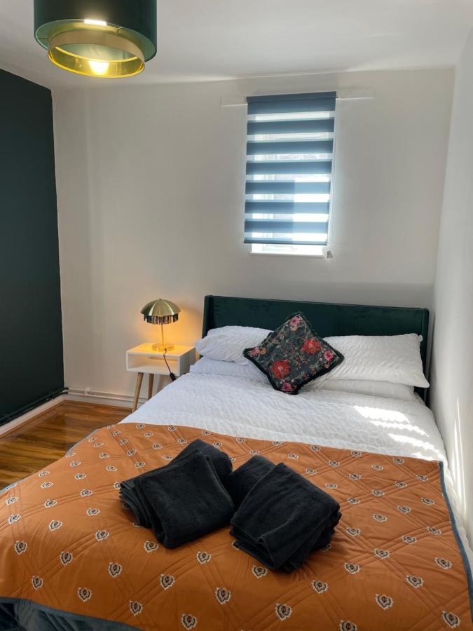 Elegant 2 Bedroom Flat In Chiswick Near Tube Stations *