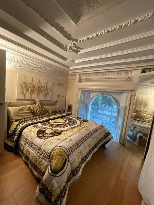 Apartment Grade Ii Listed Balconied 3-bed Mezzanine Kensington Flat