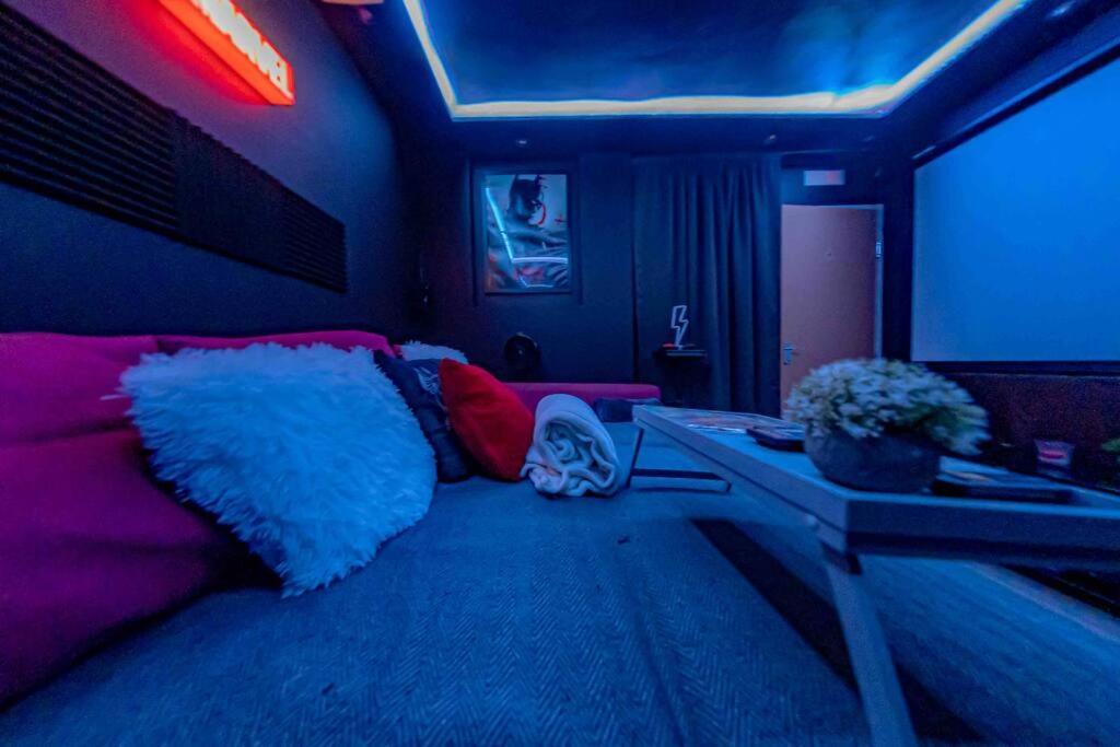 Unique W/garden Hot Tub, Sauna & Cinema