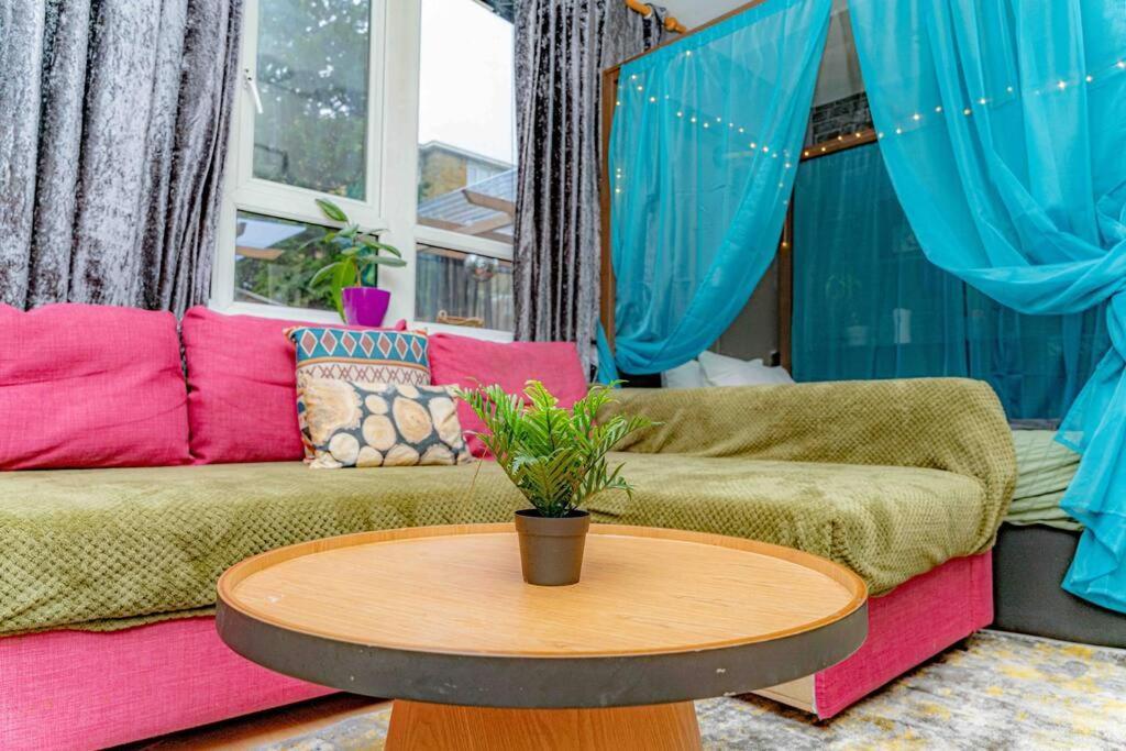 Unique W/garden Hot Tub, Sauna & Cinema Apartment *