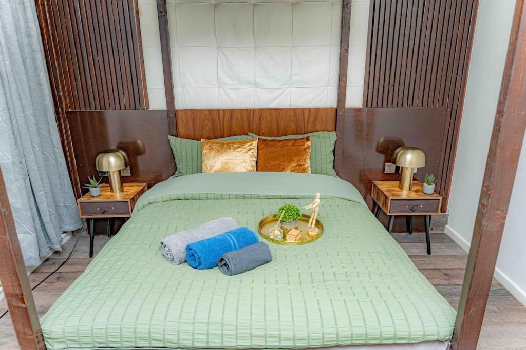 Unique W/garden Hot Tub, Sauna & Cinema Apartment London