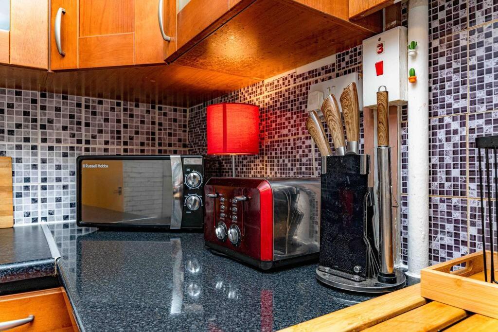 Unique W/garden Hot Tub, Sauna & Cinema Apartment
