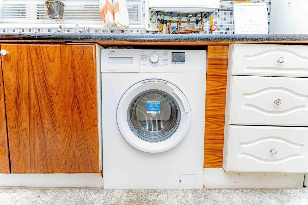 Unique W/garden Hot Tub, Sauna & Cinema * London
