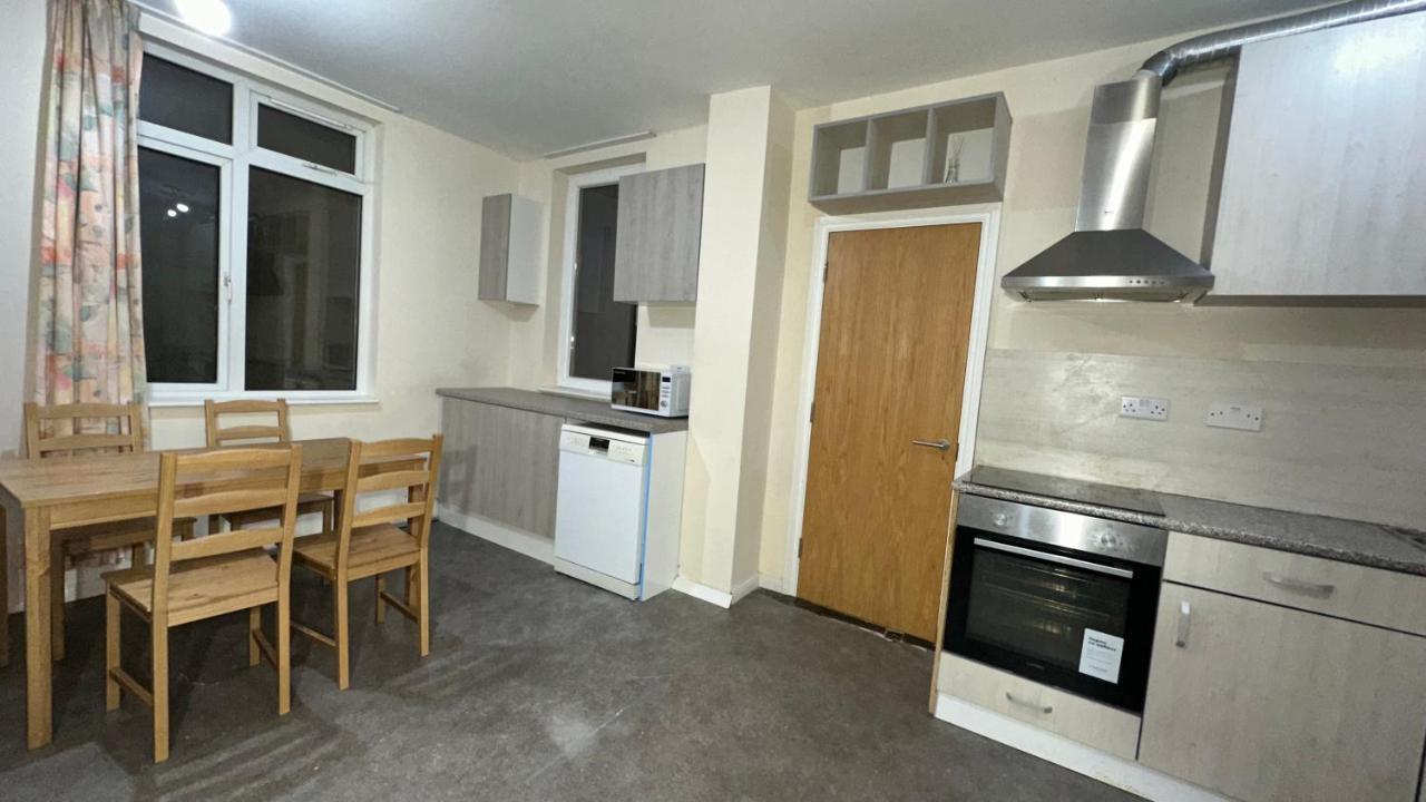 North A Spacious 7 Bedroom House Accommodating Up To 18 People Complete With Own Gym And Table Tennis Londen