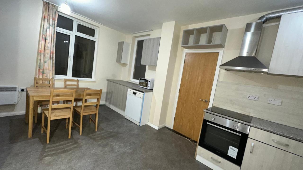 North A Spacious 7 Bedroom House Accommodating Up To 18 People Complete With Own Gym And Table Tennis Vakantiehuis