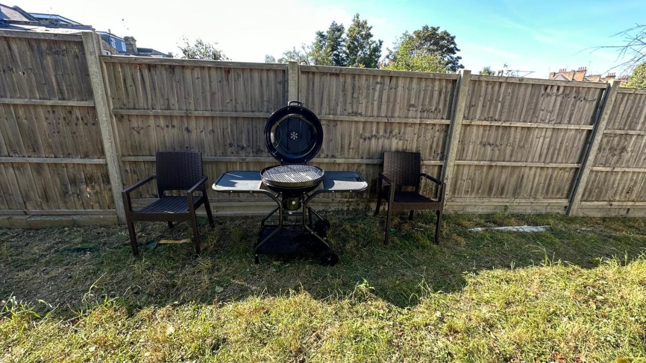 North A Spacious 7 Bedroom House Accommodating Up To 18 People Complete With Own Gym And Table Tennis * Londen