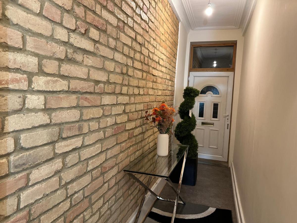 North A Spacious 7 Bedroom House Accommodating Up To 18 People Complete With Own Gym And Table Tennis Londen