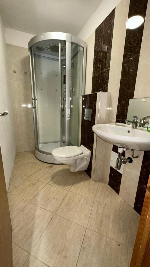 North A Spacious 7 Bedroom House Accommodating Up To 18 People Complete With Own Gym And Table Tennis Londen