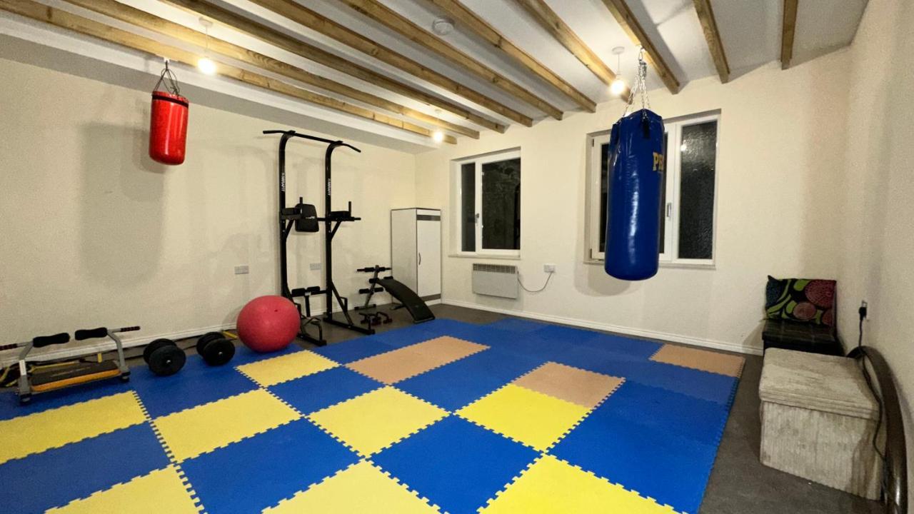 North A Spacious 7 Bedroom House Accommodating Up To 18 People Complete With Own Gym And Table Tennis Vakantiehuis