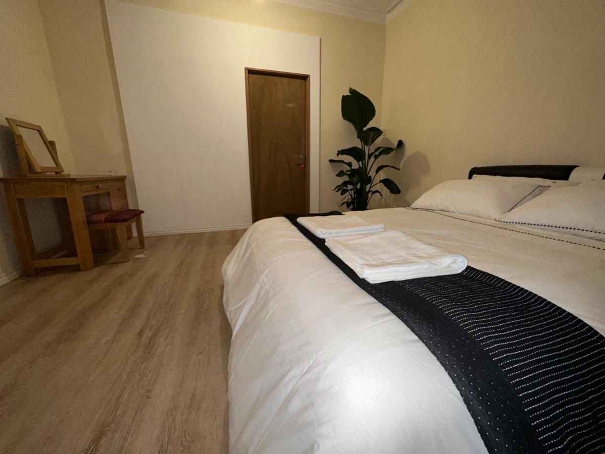 North A Spacious 7 Bedroom House Accommodating Up To 18 People Complete With Own Gym And Table Tennis Londen