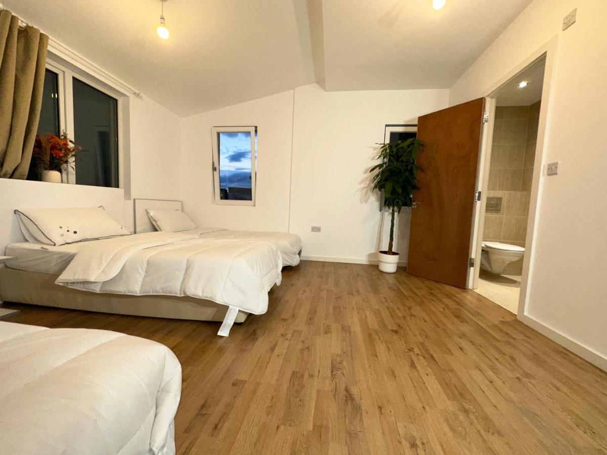 North A Spacious 7 Bedroom House Accommodating Up To 18 People Complete With Own Gym And Table Tennis Vakantiehuis Londen