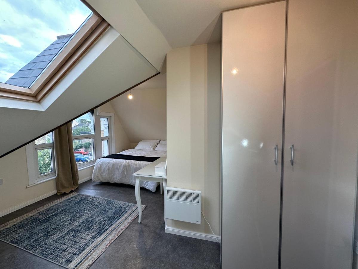 North A Spacious 7 Bedroom House Accommodating Up To 18 People Complete With Own Gym And Table Tennis * Londen