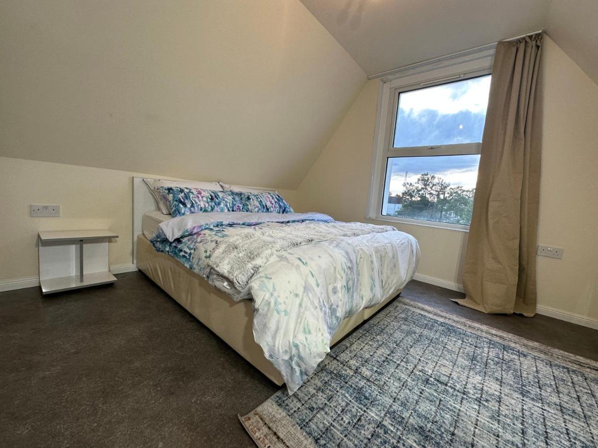 North A Spacious 7 Bedroom House Accommodating Up To 18 People Complete With Own Gym And Table Tennis