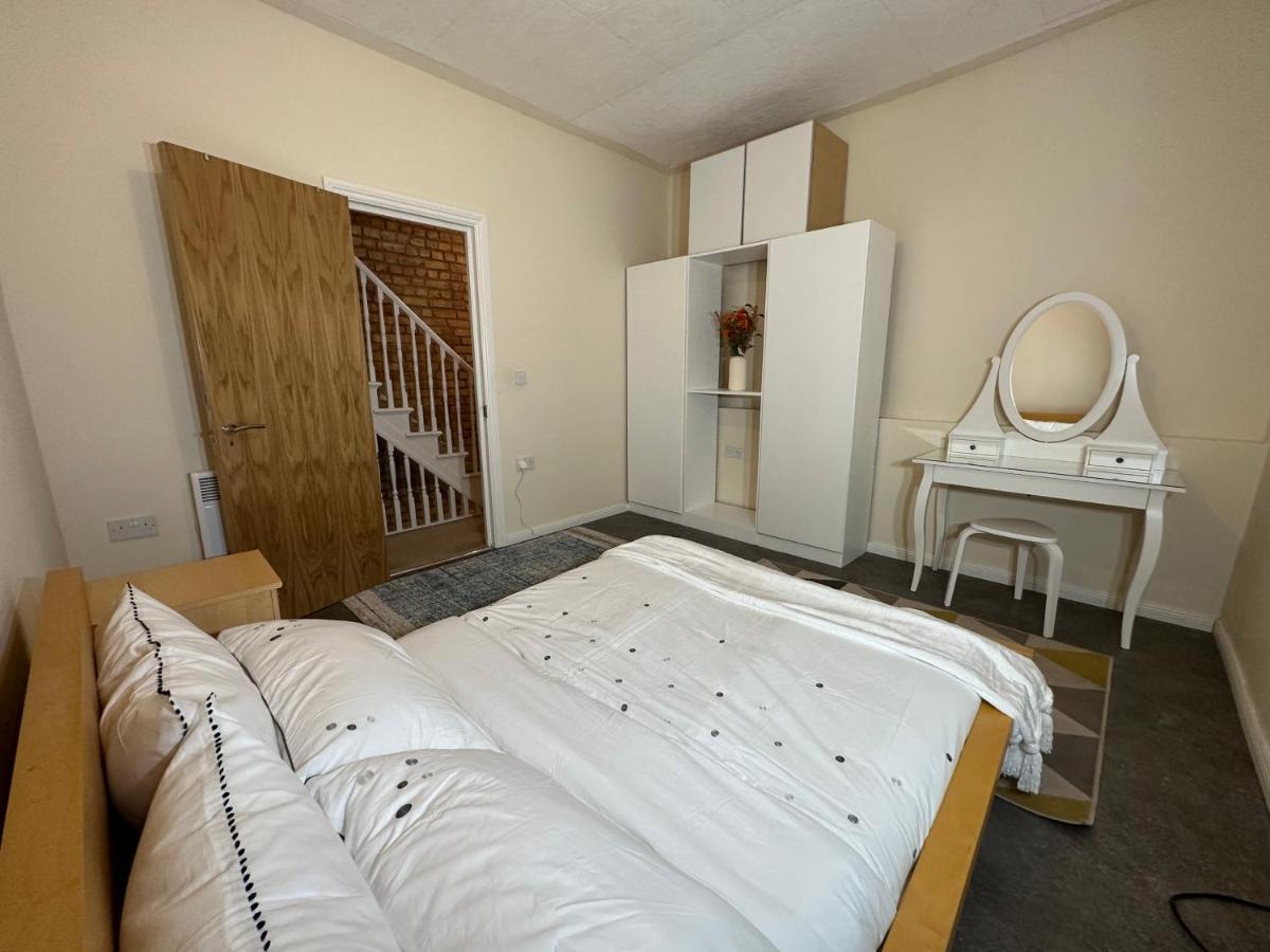 North A Spacious 7 Bedroom House Accommodating Up To 18 People Complete With Own Gym And Table Tennis Londen