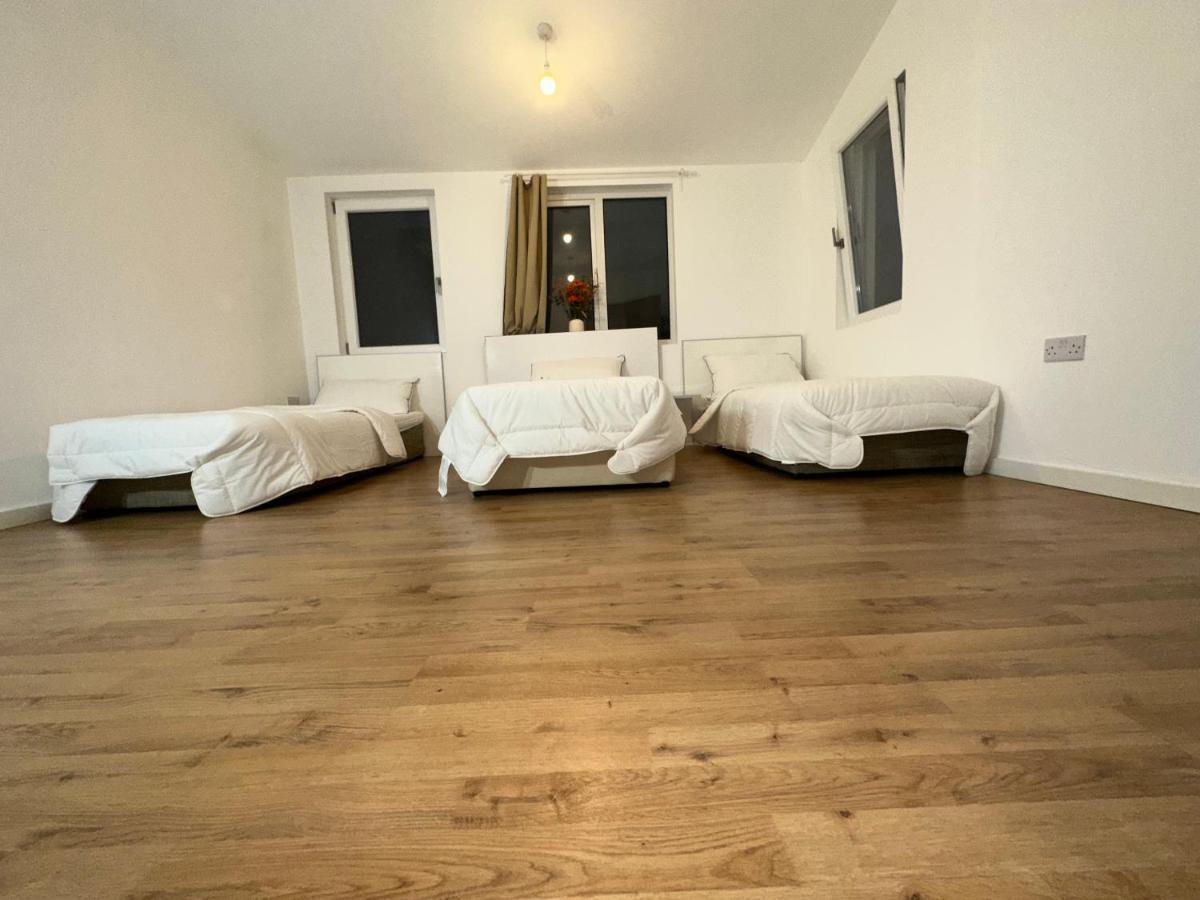 North A Spacious 7 Bedroom House Accommodating Up To 18 People Complete With Own Gym And Table Tennis * Londen