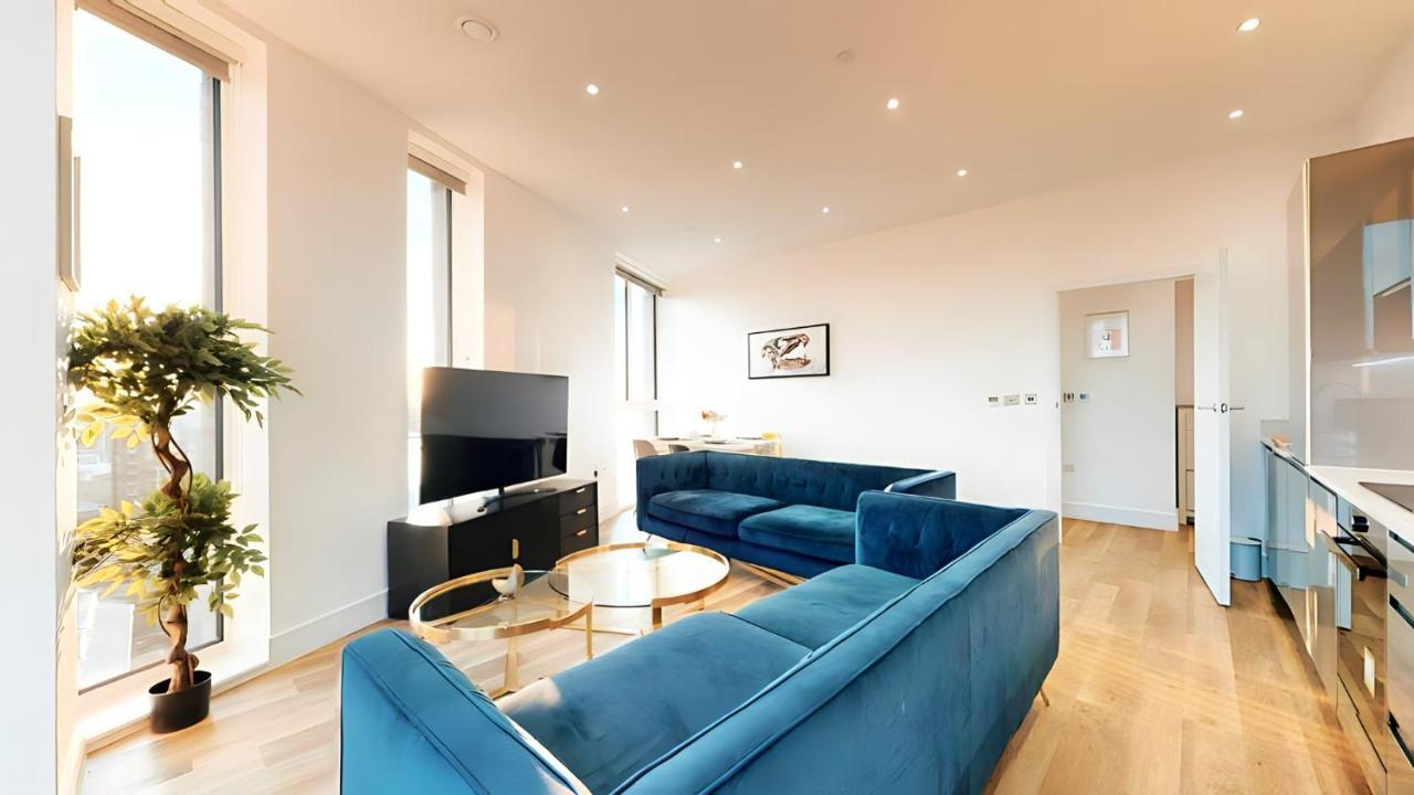 View 2-bed Battersea Penthouse - Underground Parking * Londen