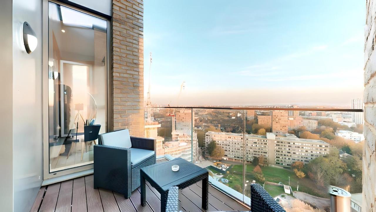 View 2-bed Battersea Penthouse - Underground Parking Londen