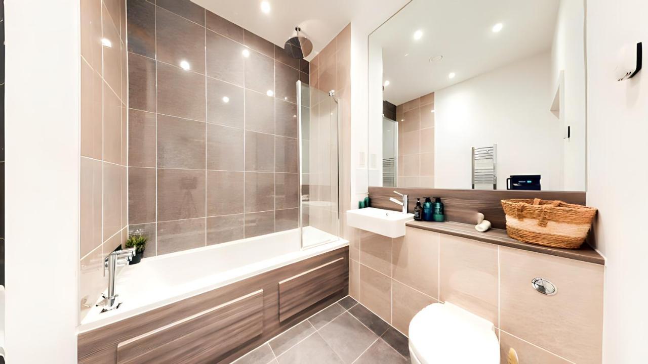 View 2-bed Battersea Penthouse - Underground Parking Londen