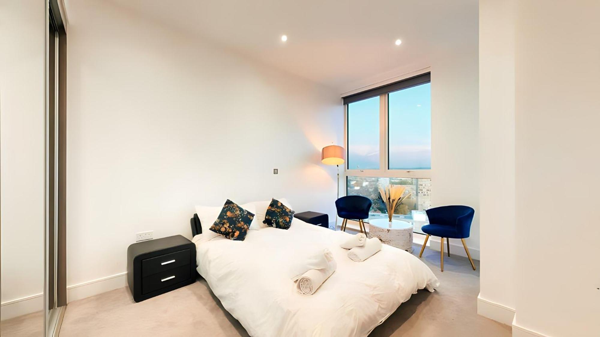 View 2-bed Battersea Penthouse - Underground Parking Appartement