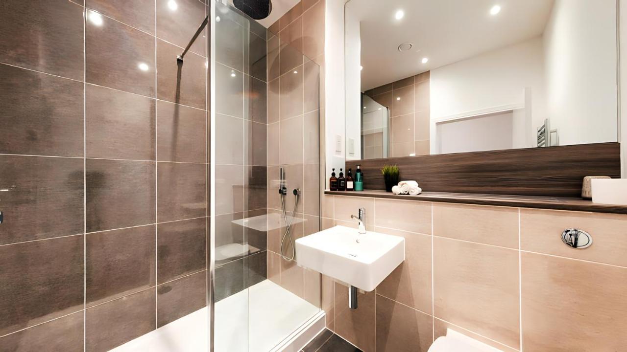 View 2-bed Battersea Penthouse - Underground Parking Appartement Londen