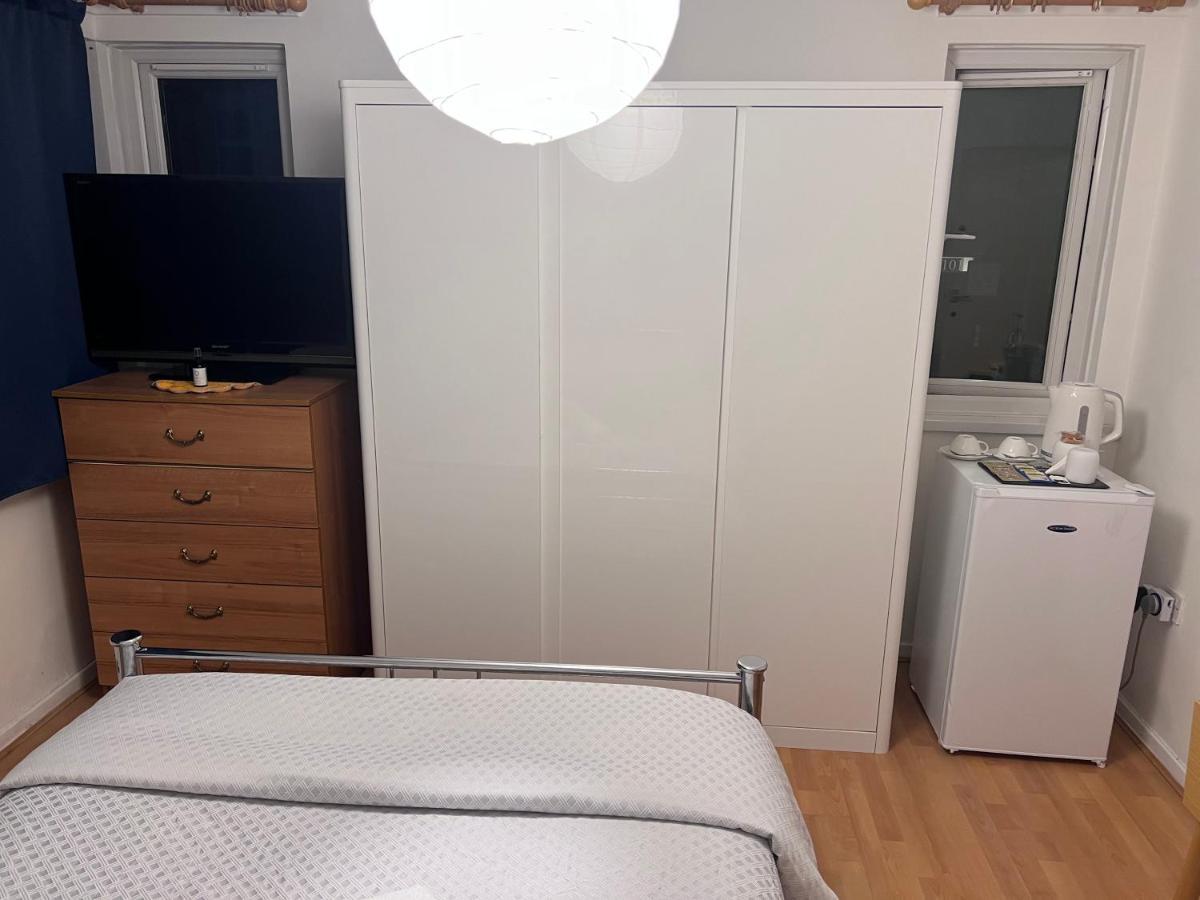 Mccarthy B Guest house London