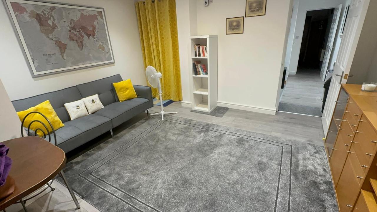Entire One Double Bedroom * Londen