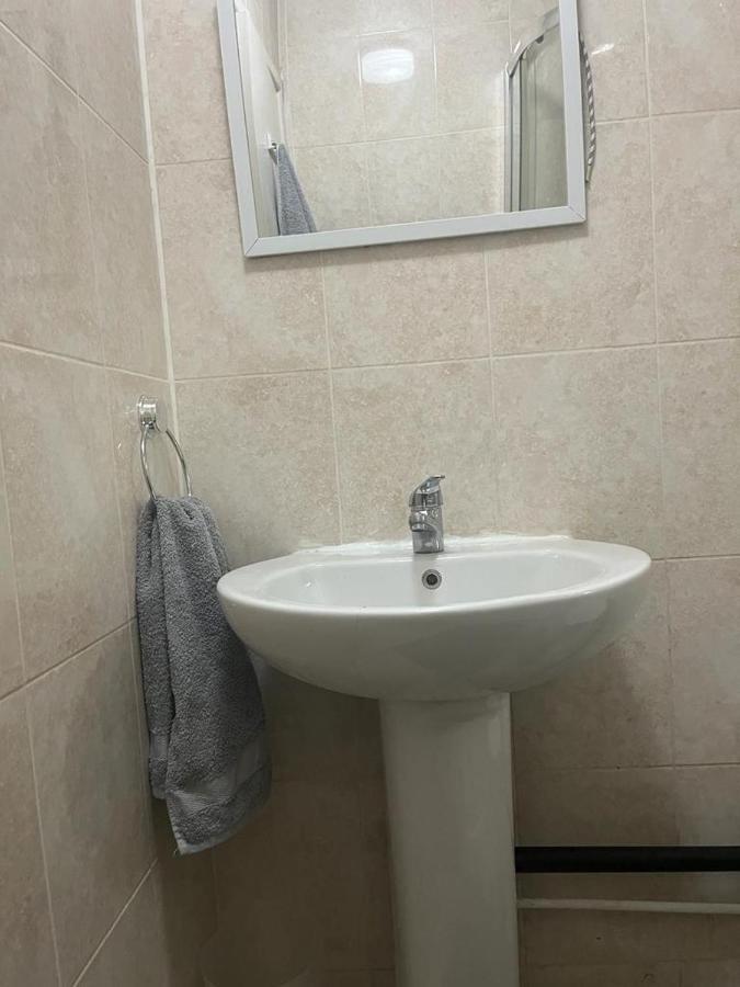 One Bedroom With Garden Apartment *