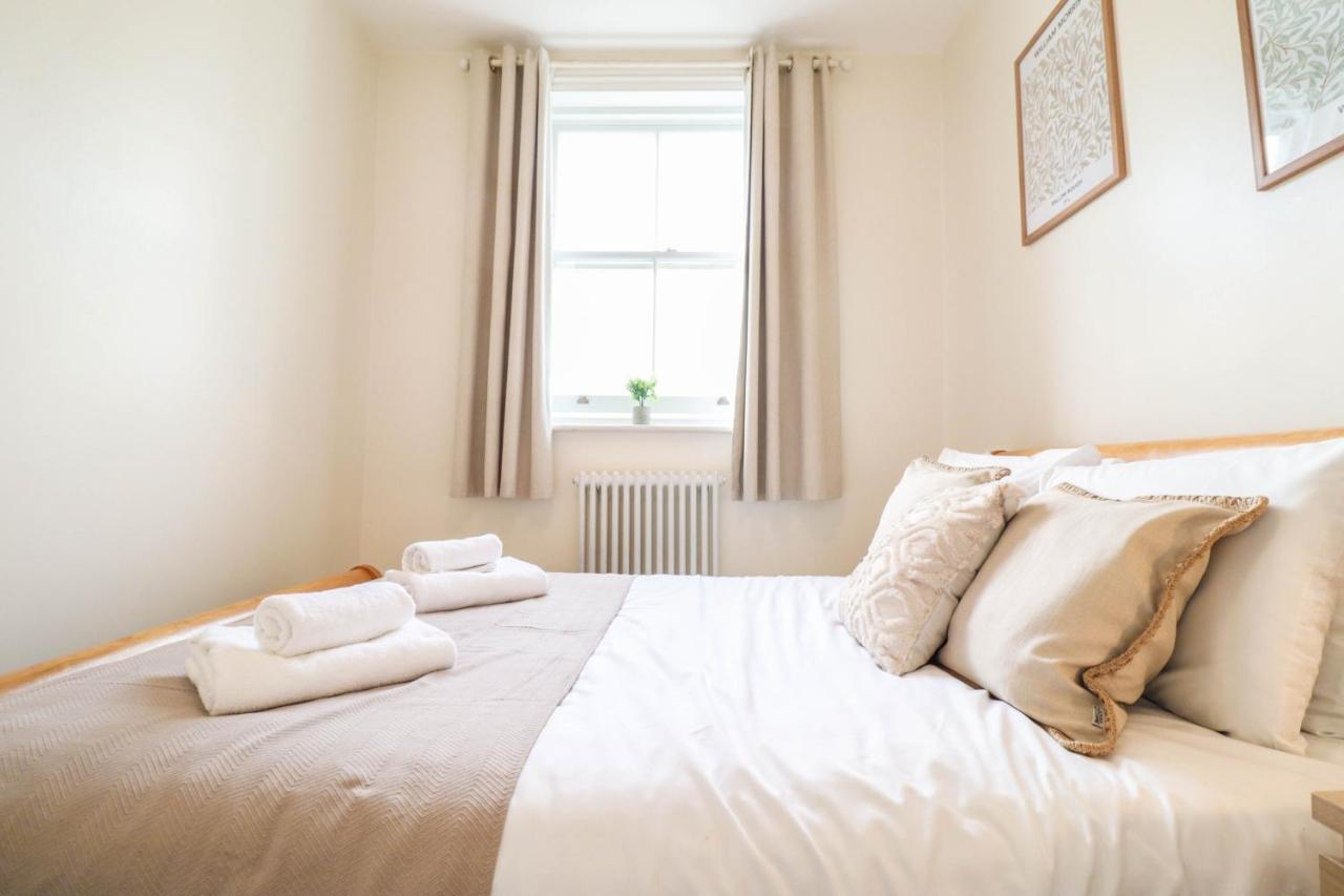 Beautiful 2-Bedroom Flat Just Steps From Oval Station Apartment *