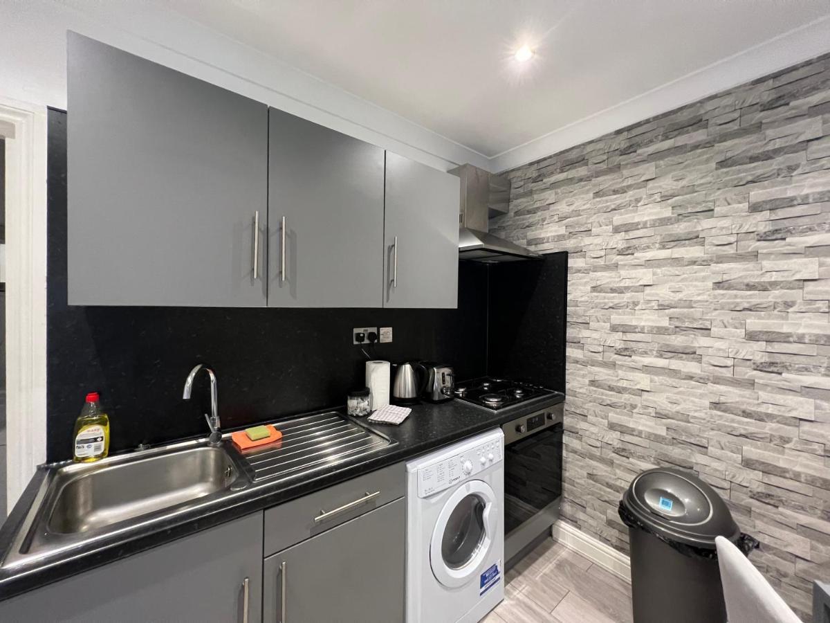 Lovely 2 Bedroom With Balcony - Apartment London