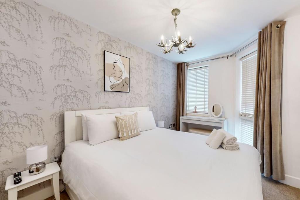Bright & Beautiful 1 Bedroom Flat In Bridge