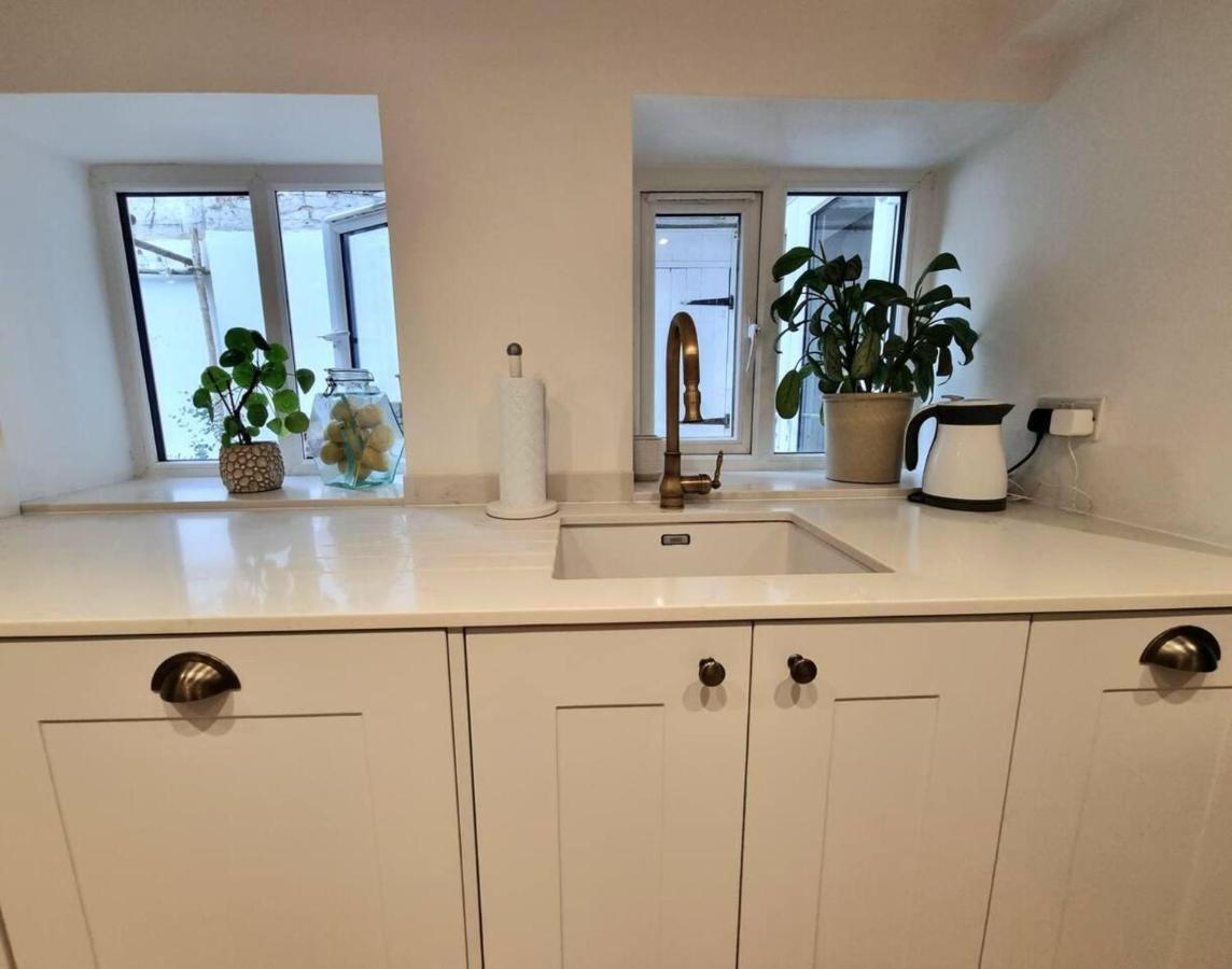 Apartment Spacious & Renovated 1-Bed Garden Flat In London
