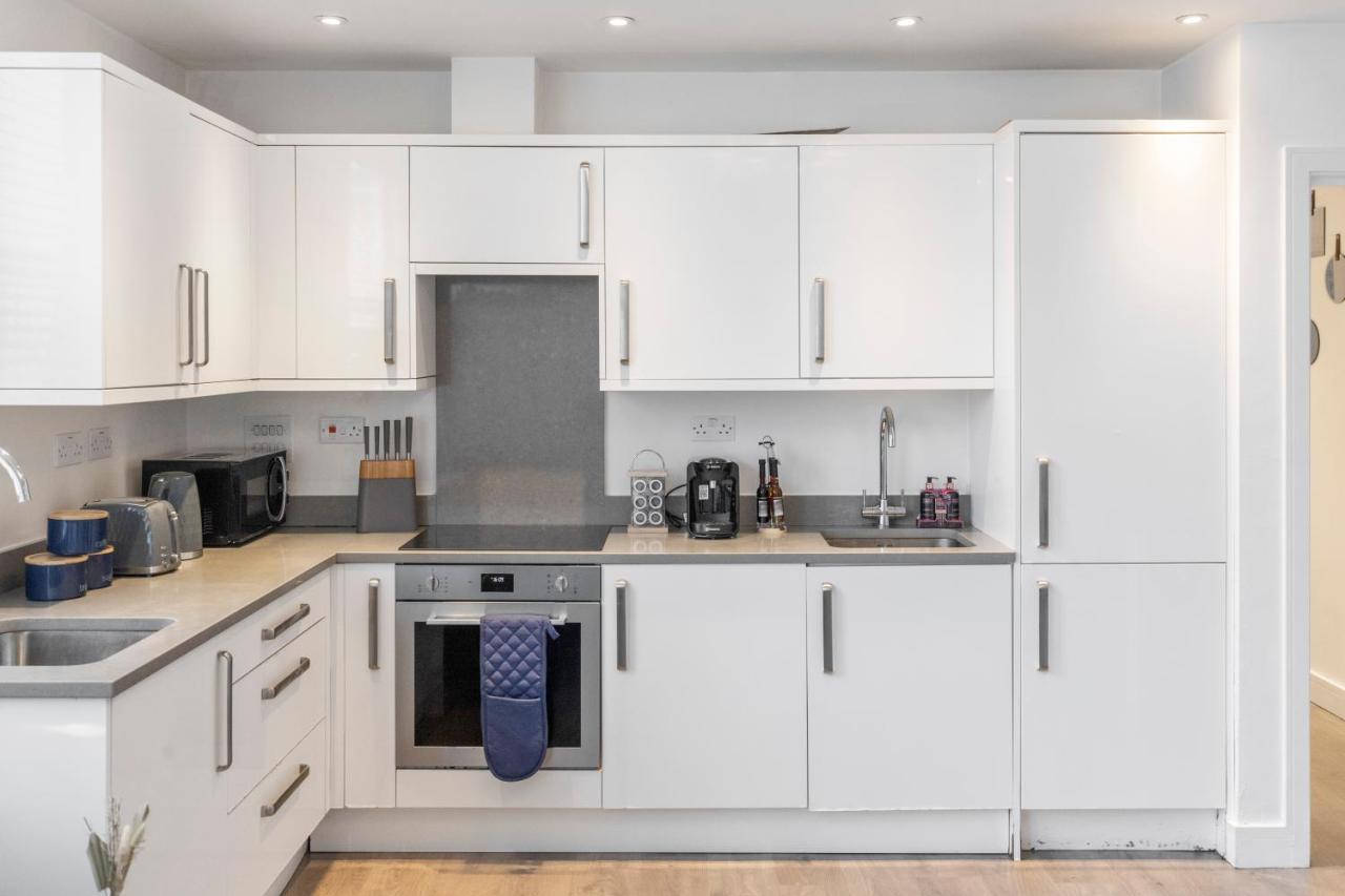 Modern Flat In Golders *