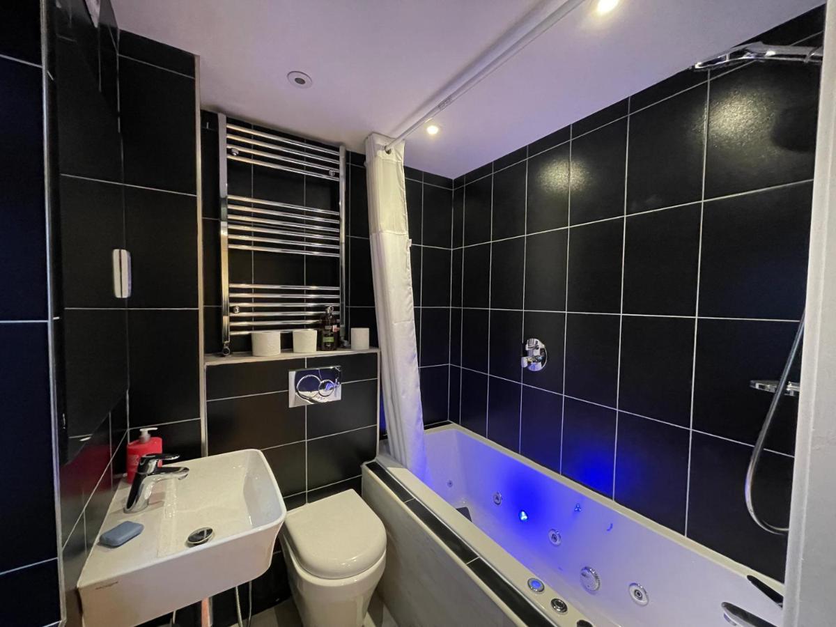 Luxury 4 Bedroom House With 4 Bathrooms - Elizabeth Line & Acton Stations At Walking Distance Villa