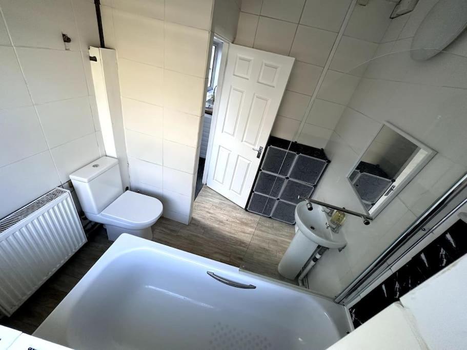 Apartment 18 Min To 5 Min Walk To Abby Wood *