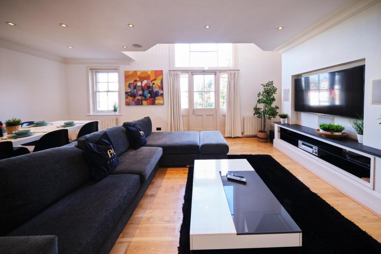 Pluxa Ebony - Fireplace With Workspace & Unlimited Wi-fi Apartment London