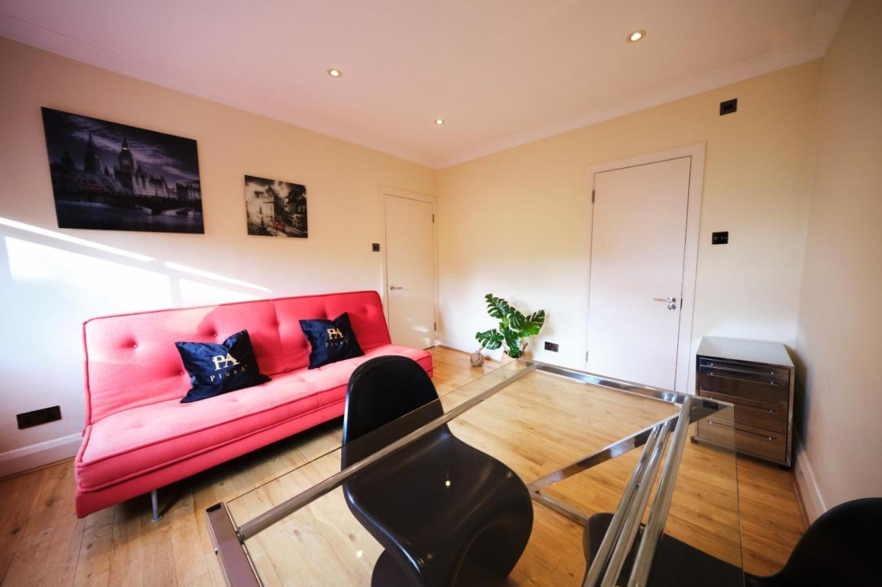 Apartment Pluxa Ebony - Fireplace With Workspace & Unlimited Wi-fi *