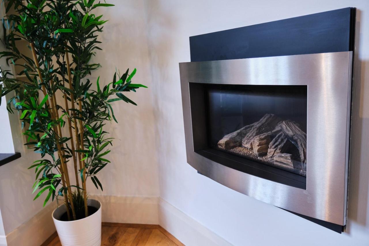 Pluxa Ebony - Fireplace With Workspace & Unlimited Wi-fi Apartment *