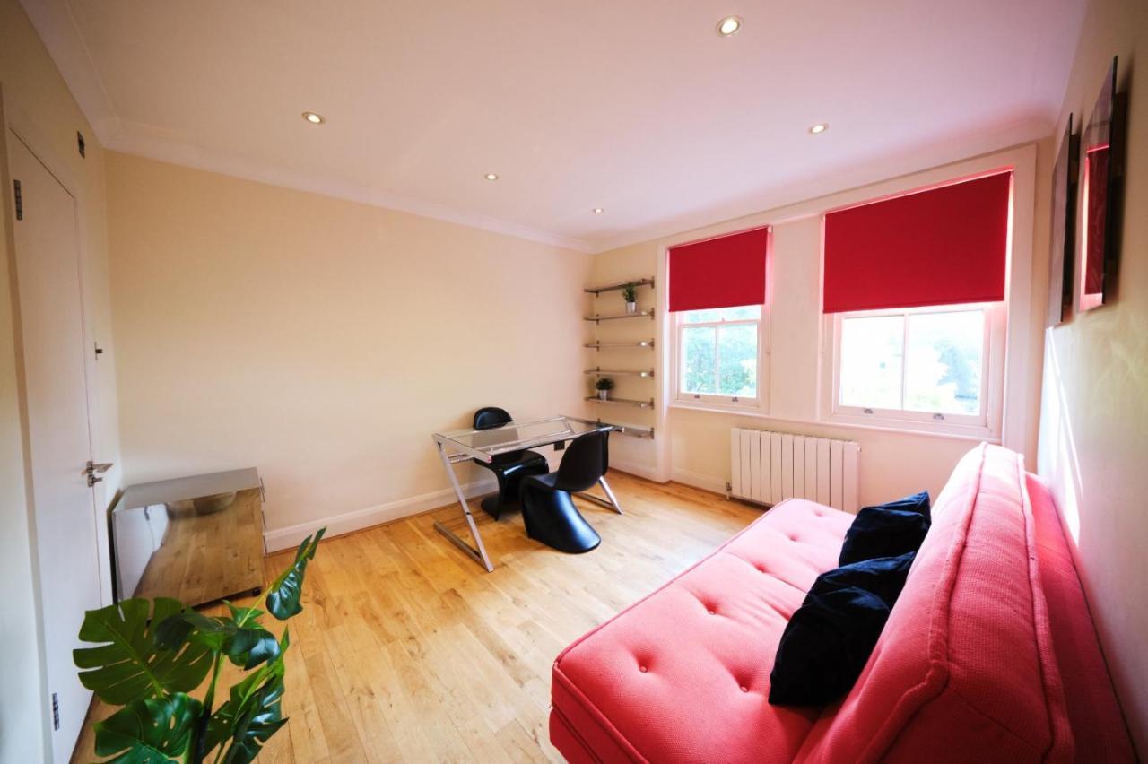 Apartment Pluxa Ebony - Fireplace With Workspace & Unlimited Wi-fi London