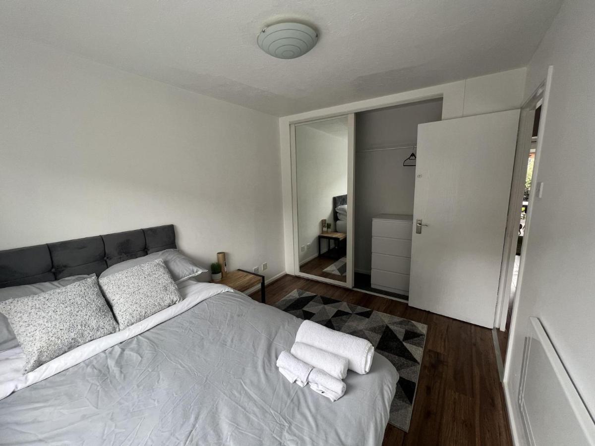 Canary Wharf Haven - Spacious & Homely Entire 1 Bedroom Flat * London
