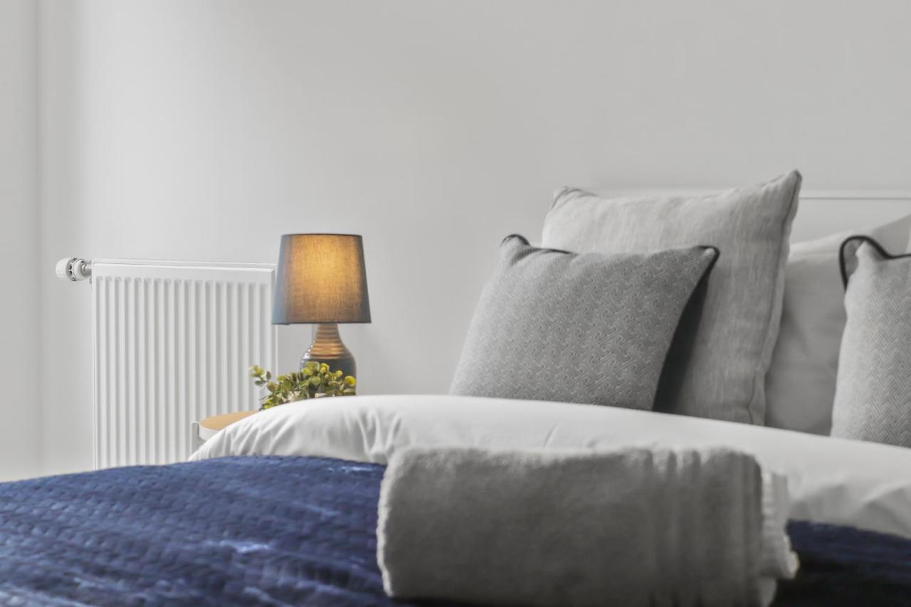 Centrally Located - Modern - 2bed - 2bath Appartement *