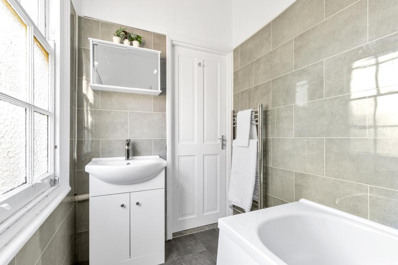 Modern Two Bedroom With Free Parking! Appartement Londen