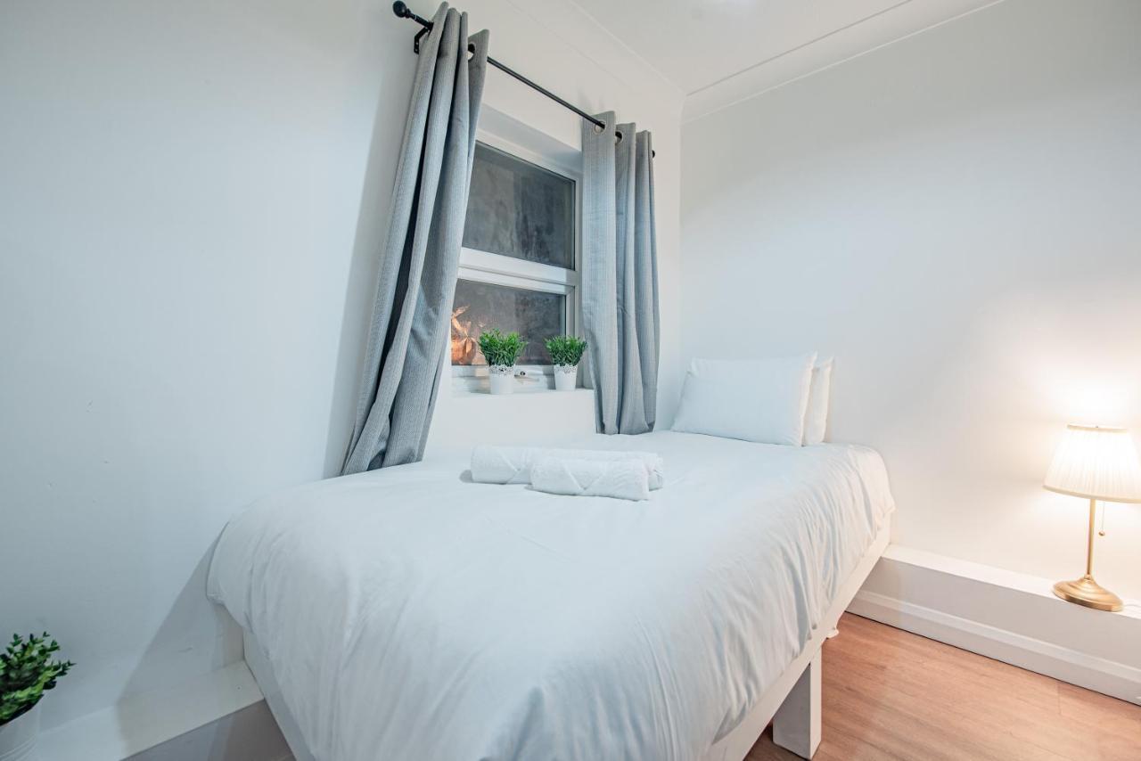 Bright Cosy With Parking And Outdoor Patio London