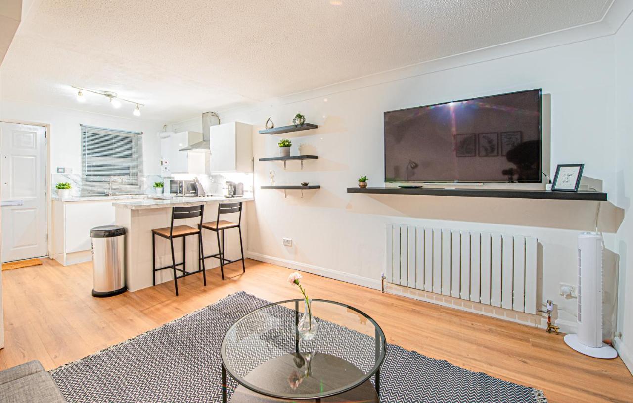 Bright Cosy With Parking And Outdoor Patio
