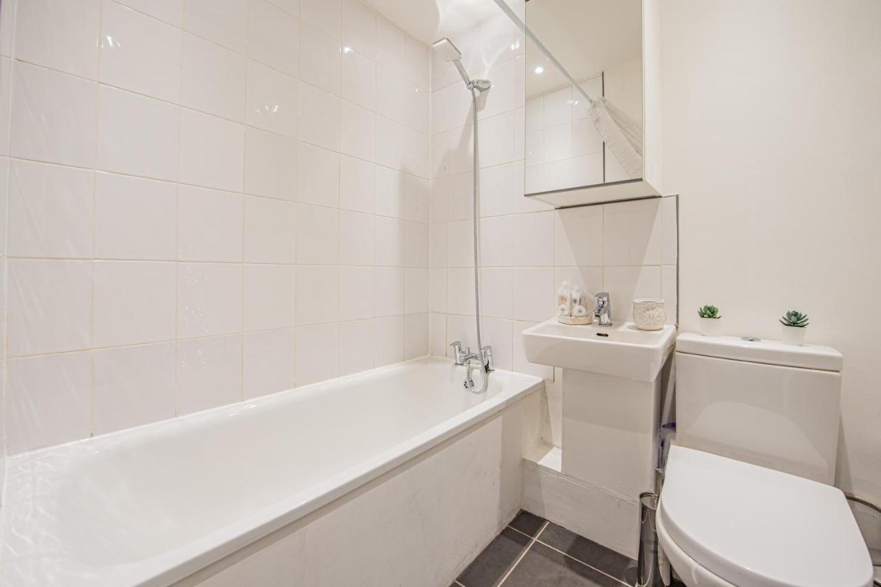 Apartment Bright Cosy With Parking And Outdoor Patio London